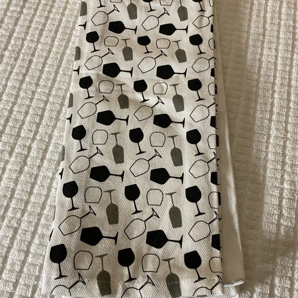 NWT Home Wear Decorative Kitchen Towels (set of 2)